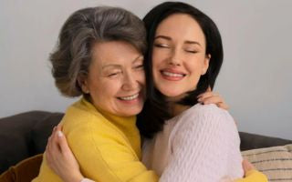 25 Rekomendasi Kado untuk Ibu Umur 50-an Paling Berharga