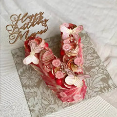 Kue ulang tahun mewah berbentuk V dengan hiasan bunga dan kupu-kupu, ide kado spesial dari online florist