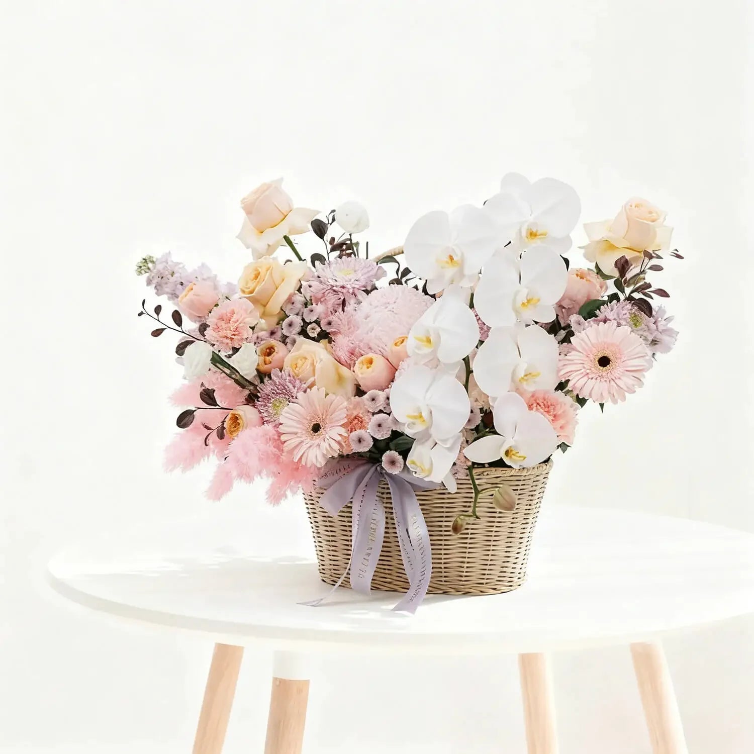 Bouquet bunga mawar dan anggrek putih di keranjang anyaman, online florist terpercaya