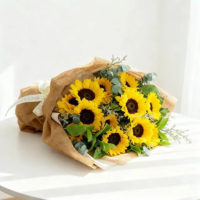 Buket bunga matahari segar dari online florist, dikemas cantik dengan kertas cokelat dan pita putih.