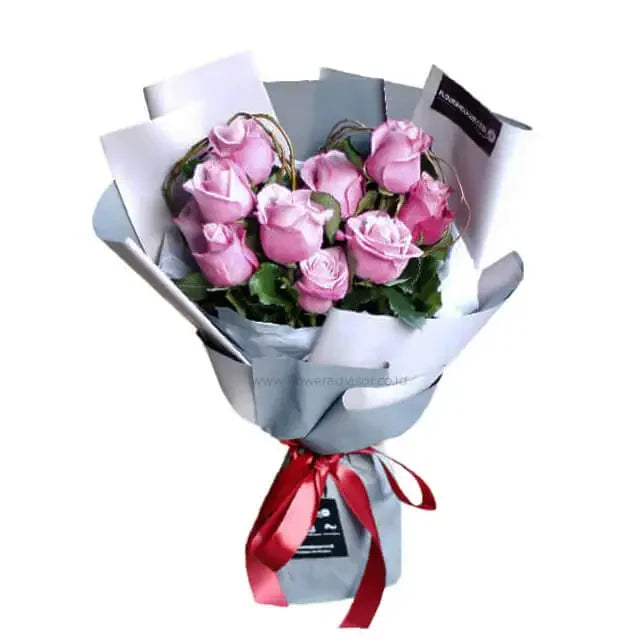 Bouquet mawar pink cantik dari online florist, dikemas rapi dengan pita merah