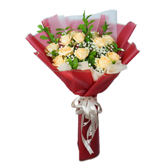 Buket bunga mawar kuning cantik, dibungkus kertas merah, dari online florist terpercaya