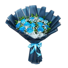 Buket bunga mawar biru elegan dari online florist, dibungkus kertas biru tua dengan pita biru muda.