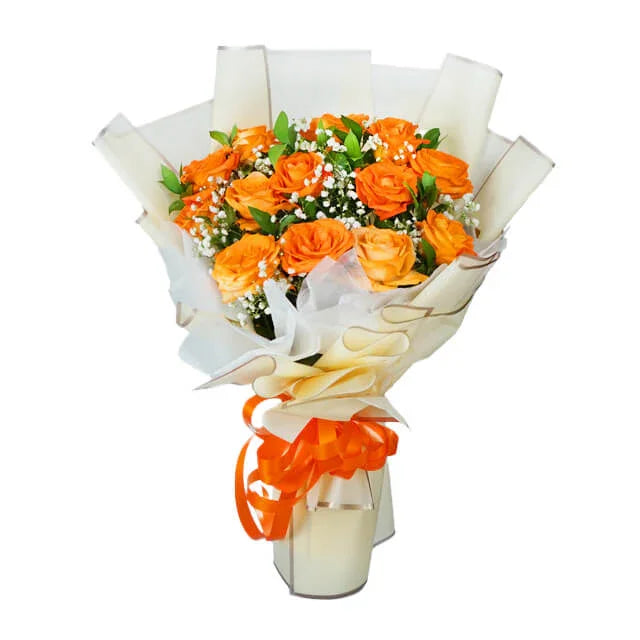 Buket bunga mawar oranye segar dari online florist, dibungkus kertas putih dengan pita oranye