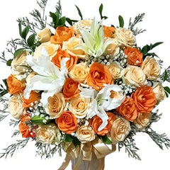 Buket bunga mawar oranye dan putih dengan lili, ideal untuk kado dari online florist terpercaya.