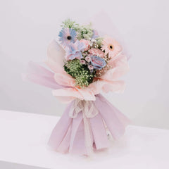 Bouquet bunga cantik dengan warna pastel, dikemas rapi, online florist terpercaya