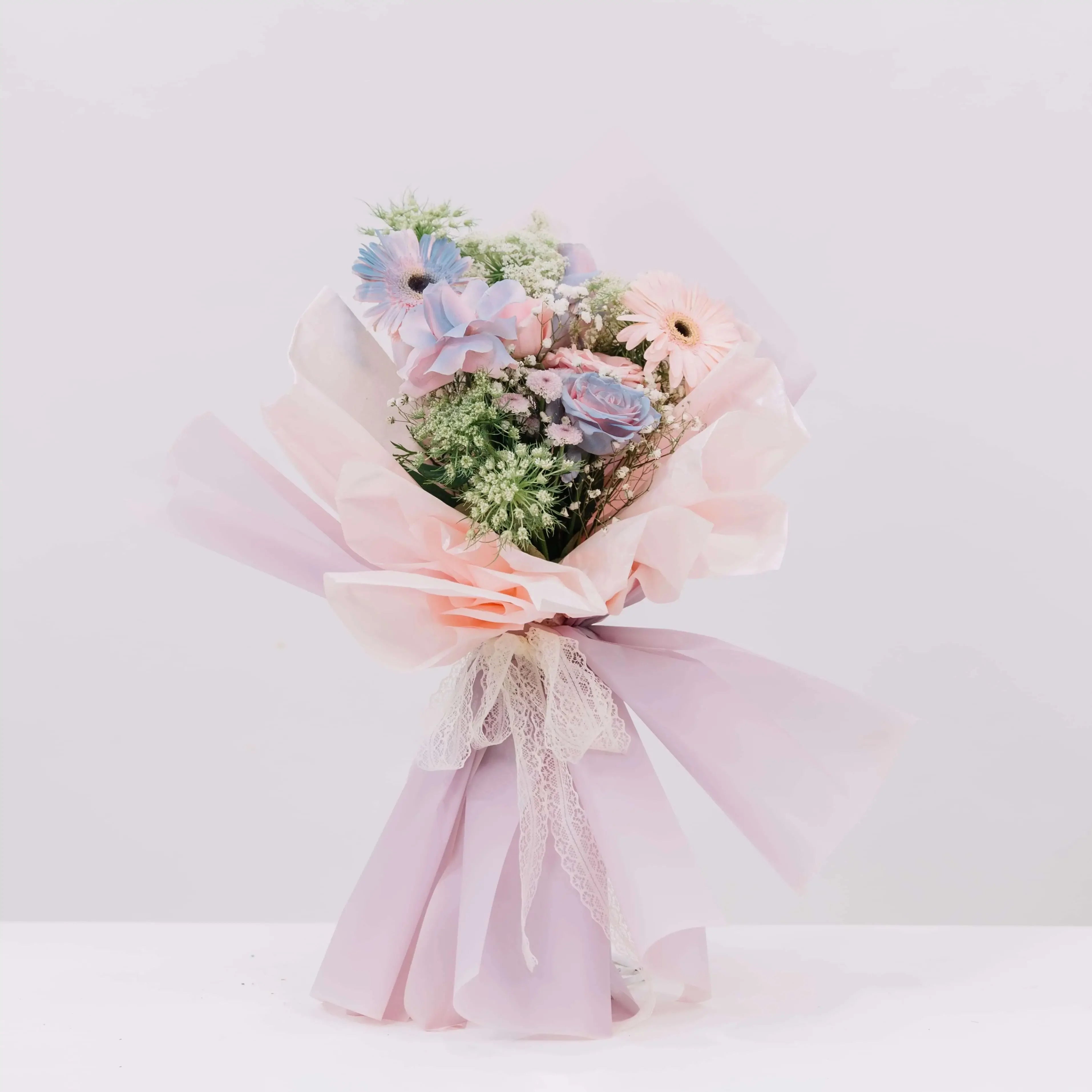 Bouquet bunga cantik dengan warna pastel, dikemas rapi, online florist terpercaya