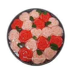 Bunga mawar merah dan putih mengapung di air dengan daun mint, online florist