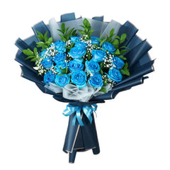Buket bunga mawar biru segar dari online florist, dikemas rapi dengan pita dan daun hijau