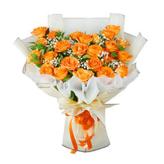 Buket bunga mawar oranye segar dari online florist, dikemas rapi dengan pita oranye dan kertas putih.