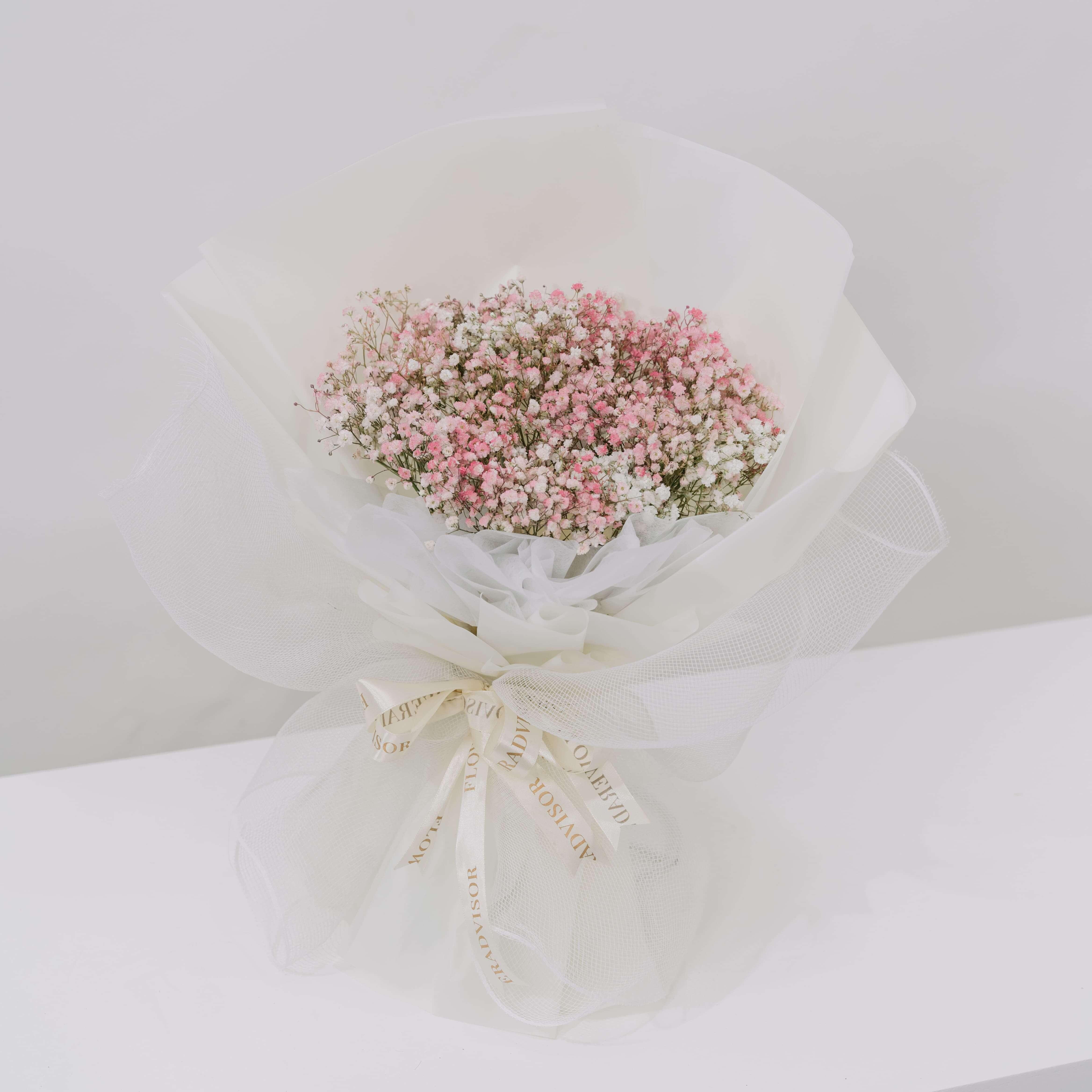 Bouquet bunga mawar kecil pink dan putih, dibungkus kain putih, online florist