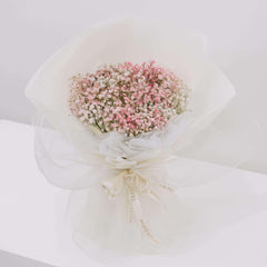 Buket bunga baby's breath pink dan putih, dikemas elegan dengan pita, dari online florist terpercaya.