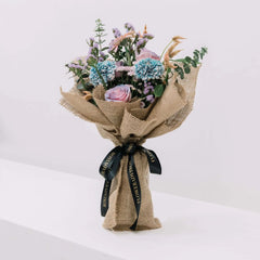 Bouquet bunga cantik dengan kemasan anyaman, online florist terpercaya