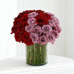 Bouquet mawar merah dan ungu dalam vas kaca, online florist terpercaya