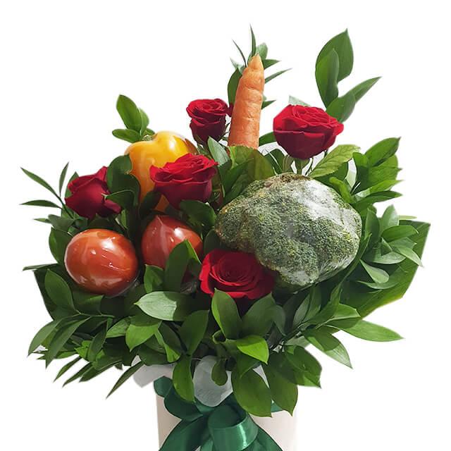 Bouquet unik dengan bunga mawar merah, wortel, brokoli, dan tomat, dari online florist