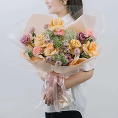 Bouquet bunga cantik dari online florist dengan rangkaian mawar dan bunga hias lembut