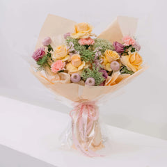 Bouquet bunga cantik dari online florist dengan warna pastel dan pita elegan