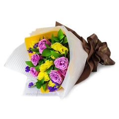 Buket bunga mawar ungu dan kuning dari online florist, dikemas rapi dengan pita cokelat