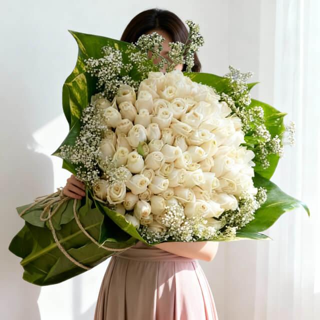 Bouquet mawar putih elegan dari online florist, ideal untuk hadiah spesial