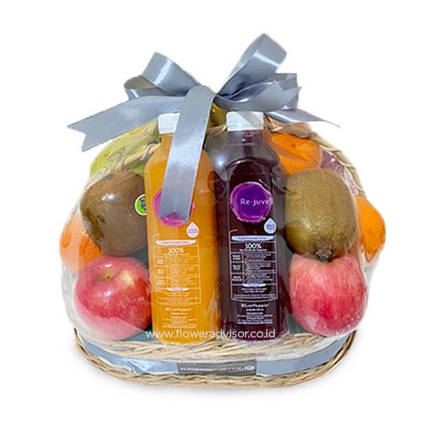 Keranjang buah segar dan jus buah dengan pita elegan, ideal untuk hadiah. Online florist terpercaya.