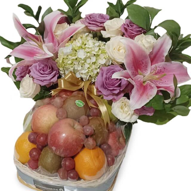 Bunga segar dan buah dalam keranjang, online florist terpercaya untuk hadiah istimewa