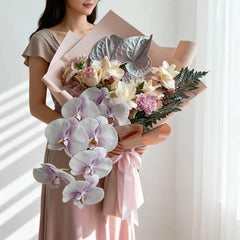 Bouquet bunga mawar dan anggrek ungu dari online florist, dikemas cantik dengan pita pink