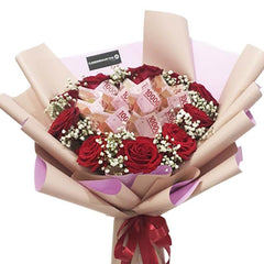 Buket bunga mawar merah dengan uang kertas, layanan online florist terpercaya