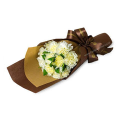 Buket bunga putih dan kuning elegan dari online florist, dibungkus rapi dengan pita cokelat