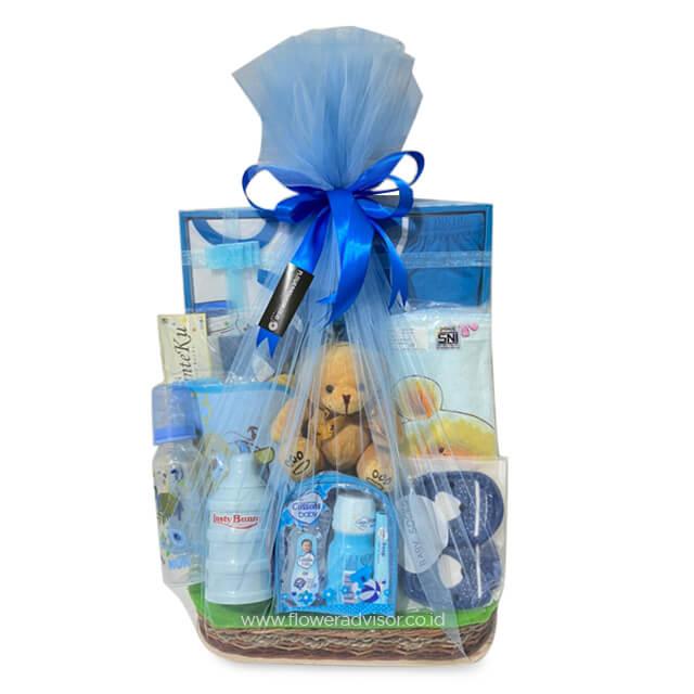 Hadiah bayi dengan boneka, perlengkapan bayi, dan pita biru dari online florist