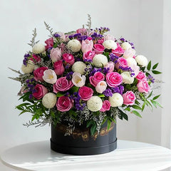 Buket bunga mawar pink, putih, dan ungu dalam kotak hitam, online florist terpercaya untuk pengiriman bunga