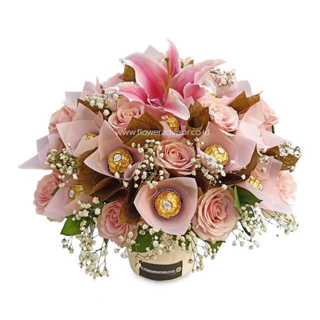 Bouquet bunga mawar pink dan lili dengan cokelat Ferrero Rocher, layanan online florist terpercaya