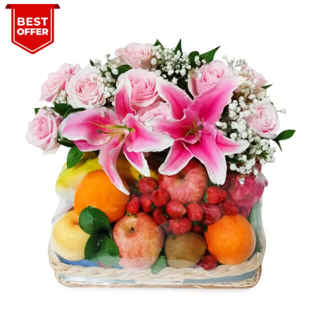 Bunga mawar pink dan lili segar dalam keranjang buah, penawaran terbaik dari online florist