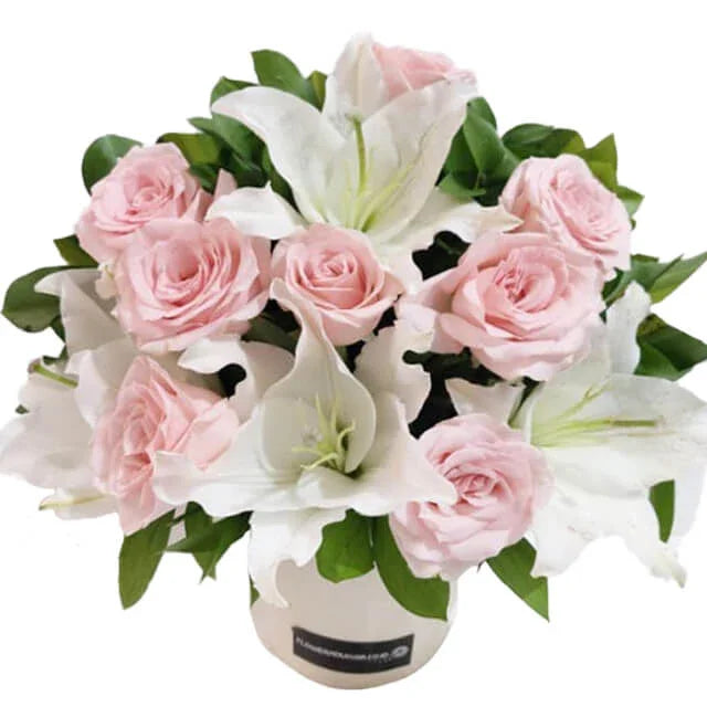 Bunga mawar pink dan lili putih dalam vas, layanan online florist terpercaya untuk hadiah spesial.