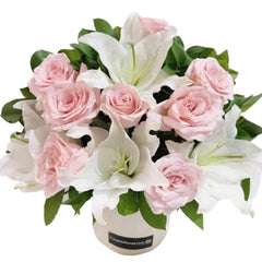 Bunga mawar pink dan lili putih dalam vas, layanan online florist terpercaya untuk hadiah spesial.