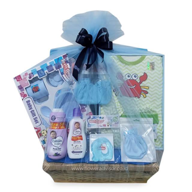 Hadiah bayi lengkap dengan perlengkapan mandi dan pakaian, dikemas cantik oleh online florist
