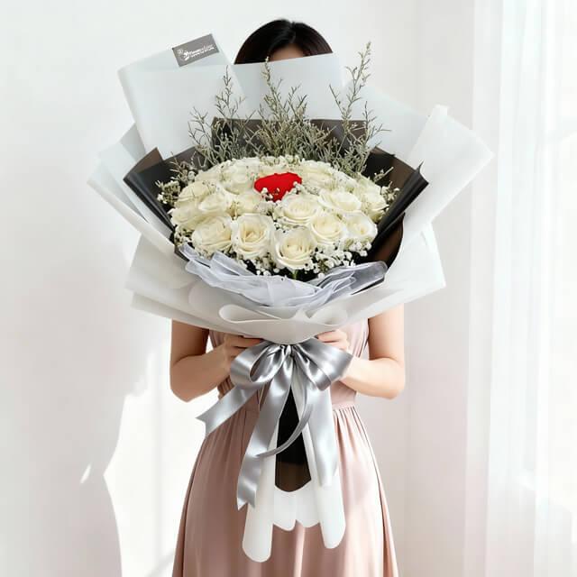 Bouquet bunga mawar putih elegan dengan pita perak, online florist terpercaya