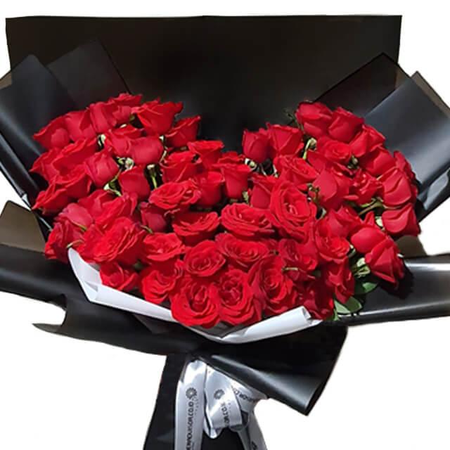 Buket mawar merah elegan dari online florist, dibungkus hitam putih dengan pita cantik