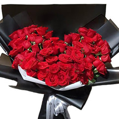 Buket mawar merah elegan dari online florist, dibungkus hitam putih dengan pita cantik
