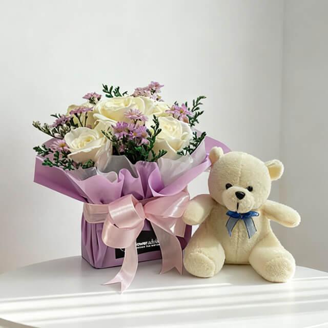 Bouquet bunga putih dan ungu dengan boneka beruang, online florist terpercaya
