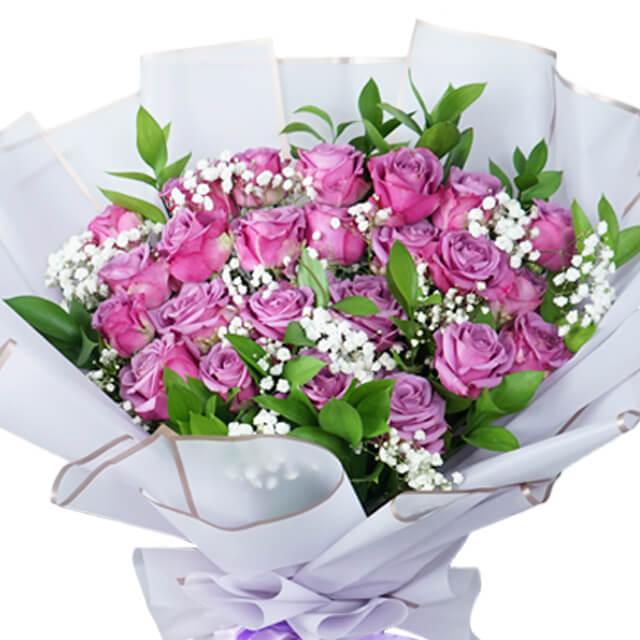 Buket bunga mawar ungu muda dengan baby's breath, dikemas elegan - online florist