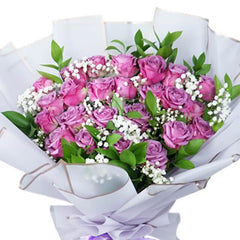 Buket bunga mawar ungu muda dengan baby's breath, dikemas elegan - online florist