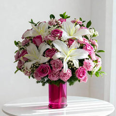 Bouquet bunga mawar dan lily dalam vas merah muda, online florist terpercaya