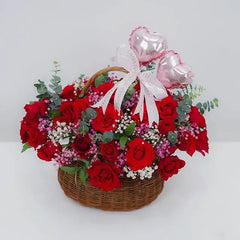 Keranjang bunga mawar merah dengan balon hati, online florist terpercaya untuk hadiah spesial