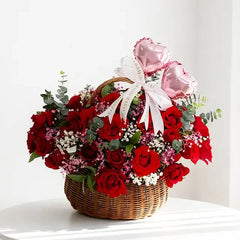 Bunga mawar merah dalam keranjang dengan pita putih, online florist terpercaya