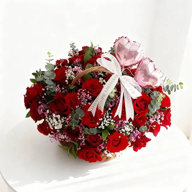 Bunga mawar merah dalam keranjang dengan pita dan balon hati, online florist terpercaya untuk hadiah spesial