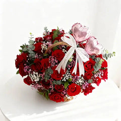 Bunga mawar merah dalam keranjang dengan pita dan balon hati, online florist terpercaya untuk hadiah spesial