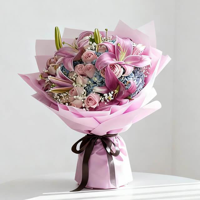 Buket bunga mawar dan lili warna pink, dikemas rapi dengan pita cokelat, online florist terpercaya