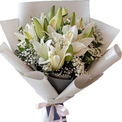 Buket bunga lili putih elegan dari online florist, dikemas rapi dengan pita, cocok untuk hadiah istimewa.