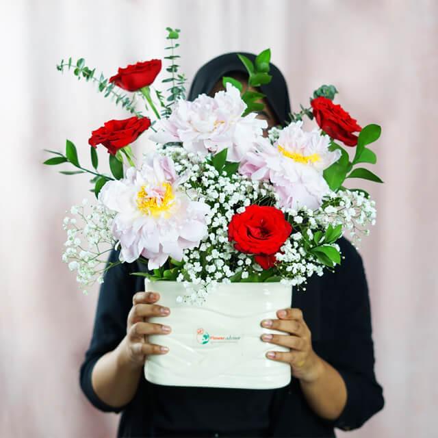 Bouquet bunga merah dan putih dari online florist, ideal untuk hadiah spesial