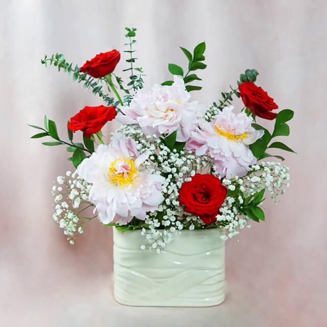Bunga mawar merah dan peony putih dalam vas, layanan online florist terpercaya untuk hadiah spesial